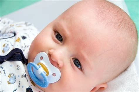1 aylık bebeğe emzik nasıl alıştırılır